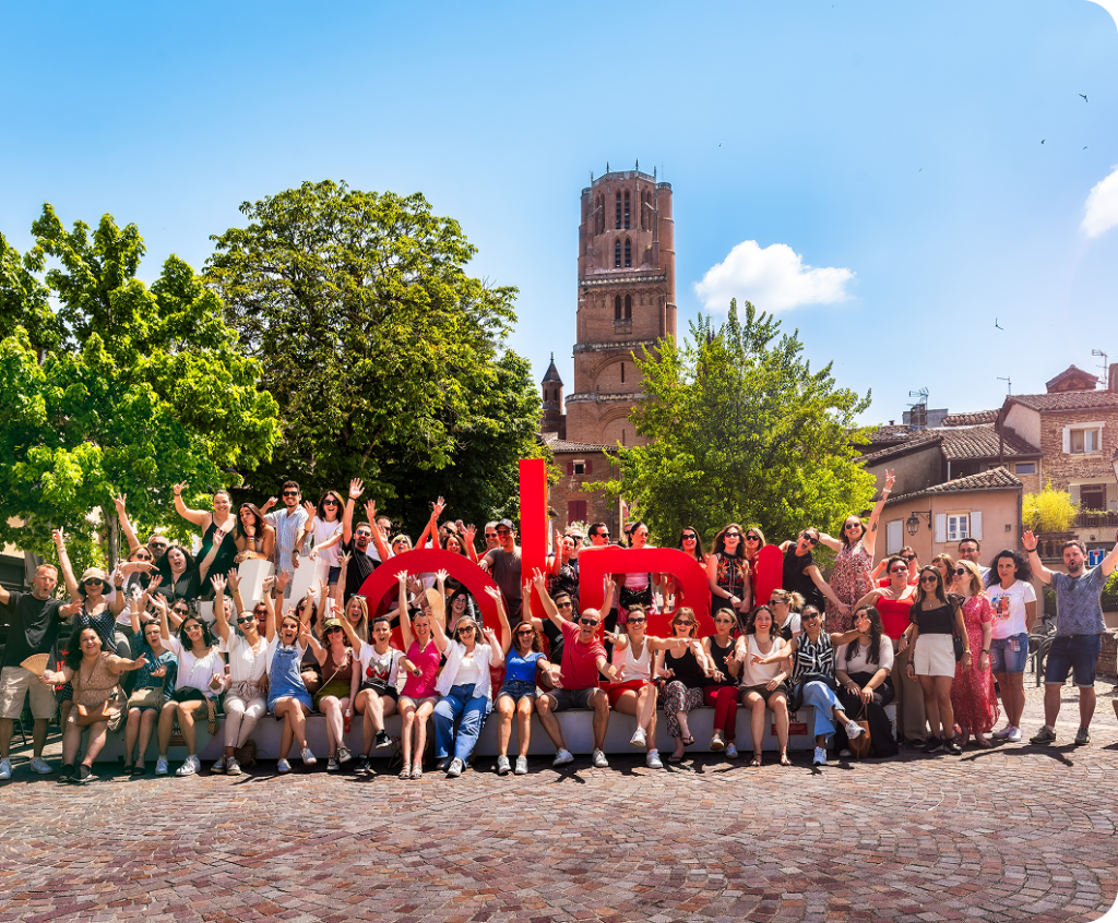 Photo équipe point Finances devant la cathédrale d'Albi